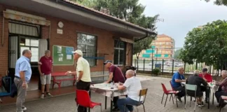 Клубы для пожилых в Турине: как устроена жизнь в centri di incontro и как туда попасть Клуб для пожилых в Турине, centri di incontro Пожилые жители Турина за игрой в карты и бочче в centro d’incontro