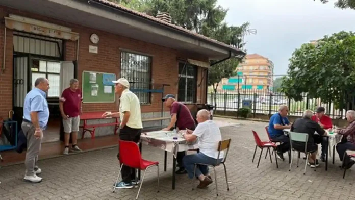 kluby-pozhilyh-turin Клуб для пожилых в Турине, centri di incontro Пожилые жители Турина за игрой в карты и бочче в centro d’incontro