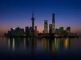 Самые высокие небоскрёбы мира и Италии по CTBUH Ночной панорамный вид на современные небоскрёбы с подсветкой, отражение в воде, акцент на высотные башни лидеров рейтинга.