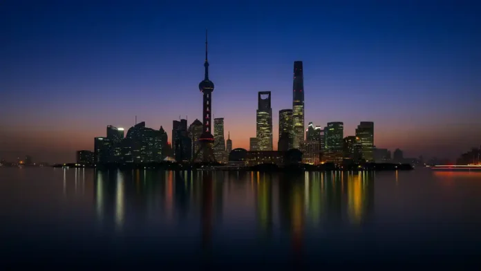 neboskrebov-italii-i-mira-2025 Самые высокие небоскрёбы мира и Италии по CTBUH Ночной панорамный вид на современные небоскрёбы с подсветкой, отражение в воде, акцент на высотные башни лидеров рейтинга.