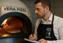 Секретные агенты пиццы: как Италия охраняет своё гастрономическое наследие Секретный агент AVPN оценивает неаполитанскую пиццу в печи ресторана