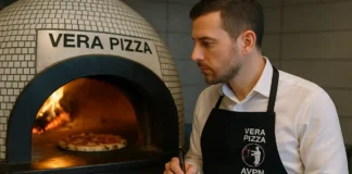 Секретные агенты пиццы: как Италия охраняет своё гастрономическое наследие Секретный агент AVPN оценивает неаполитанскую пиццу в печи ресторана