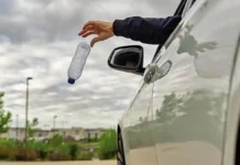 Штрафы до 18.000 евро и даже арест: в Италии начали карать за выброс мусора из машин Штрафы за выброс мусора из автомобиля в Италии Итальянская дорога, камера наблюдения фиксирует выброс мусора из машины новый закон 2025