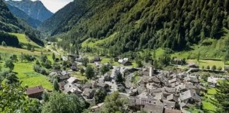 Каркофоро альпийская деревня в Пьемонте с 70 жителями и богатой историей Фото Каркофоро в Пьемонте, маленькой альпийской деревни с 70 жителями