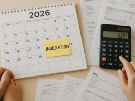 Детское пособие в Италии 2026 индексация и новые суммы Спокойный семейный интерьер, стол с документами и календарём 2026, акцент на заметке «индексация», нейтральные тона, без логотипов