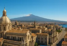 Самый солнечный город Италии: где лето ощущается круглый год и почему это важно тем, кто чувствует погоду Катания самый солнечный город Италии по часам солнца Вид на Катанию у Ионического побережья с ярким небом и Этной на горизонте, городской барокко в солнечном свете