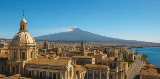 Самый солнечный город Италии: где лето ощущается круглый год и почему это важно тем, кто чувствует погоду Катания самый солнечный город Италии по часам солнца Вид на Катанию у Ионического побережья с ярким небом и Этной на горизонте, городской барокко в солнечном свете