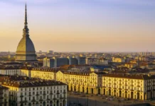 Турин где зарплаты растут, а жизнь всё ещё доступна Турин где зарплаты растут, а жизнь доступна Городской пейзаж Турина на закате, Mole Antonelliana и жилые кварталы, спокойная атмосфера