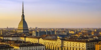 Турин где зарплаты растут, а жизнь всё ещё доступна Турин где зарплаты растут, а жизнь доступна Городской пейзаж Турина на закате, Mole Antonelliana и жилые кварталы, спокойная атмосфера