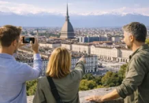 Турин сверху: лучшие смотровые площадки и панорамные виды на город и Альпы Турин сверху - панорама города и Альпы со смотровой площадки Панорама Турина с холма, вид на Моле Антонеллиана и крыши центра, на горизонте Альпы, естественный дневной свет