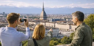 Турин сверху: лучшие смотровые площадки и панорамные виды на город и Альпы Турин сверху - панорама города и Альпы со смотровой площадки Панорама Турина с холма, вид на Моле Антонеллиана и крыши центра, на горизонте Альпы, естественный дневной свет