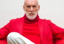 Диего Далла Пальма признался, что сам спланировал свою смерть: «Хочу уйти красиво» Диего Далла Пальма сидит у окна с бокалом вина, задумчивый взгляд, мягкий свет Элегантный пожилой итальянец с ухоженным лицом за столом у окна, бокал вина, атмосфера покоя и прощания.