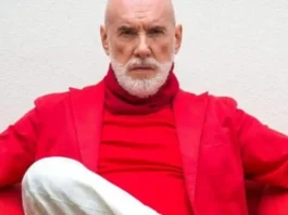 Диего Далла Пальма признался, что сам спланировал свою смерть: «Хочу уйти красиво» Диего Далла Пальма сидит у окна с бокалом вина, задумчивый взгляд, мягкий свет Элегантный пожилой итальянец с ухоженным лицом за столом у окна, бокал вина, атмосфера покоя и прощания.