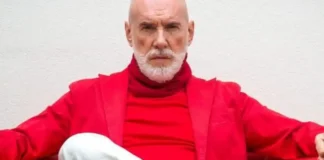 Диего Далла Пальма признался, что сам спланировал свою смерть: «Хочу уйти красиво» Диего Далла Пальма сидит у окна с бокалом вина, задумчивый взгляд, мягкий свет Элегантный пожилой итальянец с ухоженным лицом за столом у окна, бокал вина, атмосфера покоя и прощания.