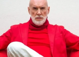 Диего Далла Пальма признался, что сам спланировал свою смерть: «Хочу уйти красиво» Диего Далла Пальма сидит у окна с бокалом вина, задумчивый взгляд, мягкий свет Элегантный пожилой итальянец с ухоженным лицом за столом у окна, бокал вина, атмосфера покоя и прощания.