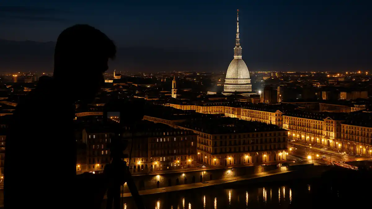 Ночной Турин сверху - огни города, на переднем плане фотограф с камерой на штативе Фотореалистичный панорамный вид на ночной Турин с высоты. На переднем плане силуэт фотографа с камерой на штативе, на заднем плане огни города, Моле Антонеллиана и светящиеся улицы. Атмосфера живого современного города и творчества, кадр идеально подходит для статьи о фотогалерее и репортажной съемке