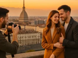 Русскоговорящий фотограф в Италии Турине и Пьемонте с камерой и парой на фоне города фотограф и пара на фоне панорамы Турина, теплый вечерний свет, городской пейзаж и атмосфера романтической фотосессии.