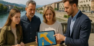 Наводнения в Италии: почему заливает города и как русскоязычным жить спокойно Наводнения в Италии – вид на итальянский город у реки с анализом рисков для жителей Фотореалистичный вид на итальянский город вдоль реки с набережной и домами, вода в русле спокойная, на переднем плане семья и консультант обсуждают карту риска на планшете, атмосфера деловая и спокойная.