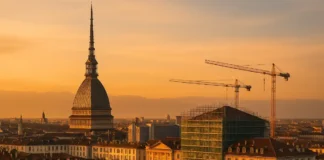 Новые отели в Турине: кто строит люкс и почему ввод переносится до 2028 Новые люкс-отели в Турине карта проектов и сроки 2025–2028 Панорама центра Турина с силуэтом Mole Antonelliana и строительными кранами визуальный образ обновления гостиничного рынка