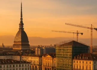 Новые отели в Турине: кто строит люкс и почему ввод переносится до 2028 Новые люкс-отели в Турине карта проектов и сроки 2025–2028 Панорама центра Турина с силуэтом Mole Antonelliana и строительными кранами визуальный образ обновления гостиничного рынка