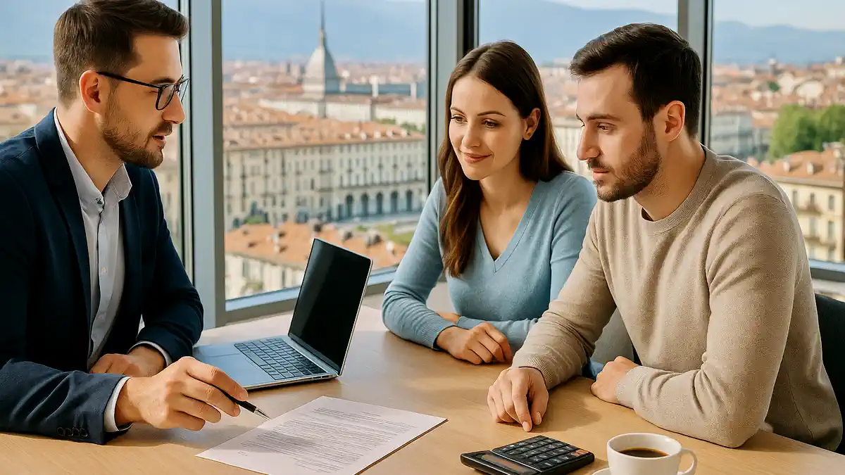 Работа и деньги в Италии - русскоязычный специалист объясняет условия контракта в офисе в Турине Русскоязычный клиент и итальянский HR обсуждают трудовой контракт за столом с ноутбуком и документами. На фоне панорамное окно, виден город, атмосфера спокойная, деловая, без пафоса.