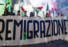 Реиммиграция в Италии что это значит для Италии и для нас Плакат Remigrazione на площади в Тренто акция Comitato Remigrazione e Riconquista Широкоформатная фотография ночного митинга Comitato Remigrazione e Riconquista в piazza Cantore, Тренто; в кадре баннеры, участники и уличные огни