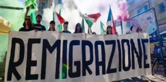 Реиммиграция в Италии что это значит для Италии и для нас Плакат Remigrazione на площади в Тренто акция Comitato Remigrazione e Riconquista Широкоформатная фотография ночного митинга Comitato Remigrazione e Riconquista в piazza Cantore, Тренто; в кадре баннеры, участники и уличные огни