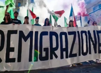 Реиммиграция в Италии что это значит для Италии и для нас Плакат Remigrazione на площади в Тренто акция Comitato Remigrazione e Riconquista Широкоформатная фотография ночного митинга Comitato Remigrazione e Riconquista в piazza Cantore, Тренто; в кадре баннеры, участники и уличные огни