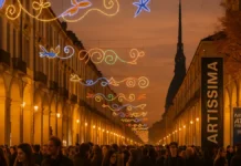 События в Турине в ноябре 2025: арт-неделя, Luci d’Artista, C2C и Nitto ATP Finals События в Турине в ноябре 2025 Artissima, Luci d’Artista, ATP Finals Ночной Турин с огнями Luci d’Artista, на заднем плане Mole Antonelliana, внизу подписи главных событий месяца