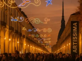 События в Турине в ноябре 2025 Artissima, Luci d’Artista, ATP Finals Ночной Турин с огнями Luci d’Artista, на заднем плане Mole Antonelliana, внизу подписи главных событий месяца