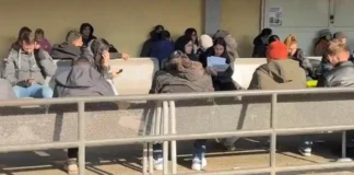 🏛️ Турин запустил первые в Италии «трудовые коридоры» для беженцев: новый путь легального въезда и работы Турин запустил трудовые коридоры для беженцев в Италии Фотореалистичное изображение зал Палаццо Чивико, делегации городских и региональных властей подписывают протокол, флаги Италии и ЕС, дневной свет, деловая атмосфера