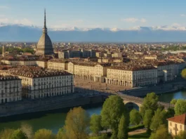 Панорама Турина и Альп — вид на город и горы в регионе Пьемонт Италия реалистичная панорама Турина с видом на исторический центр, реку По и заснеженные вершины Альп на горизонте. Съёмка при мягком дневном свете, ясно видны Моле Антонеллиана, зелёные парки и плотная городская застройка