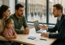 Работа в Италии 2025: безработица 6 процентов, молодежь 19,8 процента — что это значит для мигрантов и их детей Молодая семья мигрантов обсуждает работу с консультантом в офисе службы занятости в Италии Молодая пара мигрантов с ребенком сидит за столом у консультанта в современном офисе службы занятости, на заднем плане виден вид на итальянский город и графики занятости.