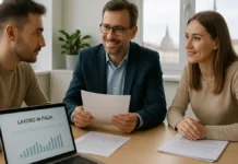 Decreto Flussi и рабочие квоты в Италии 2025-2027: как это работает и кому подходит Рабочие квоты по decreto flussi в Италии - мигранты и консультант в Турине обсуждают документы в современном офисе в Турине за столом сидят миграционный консультант и двое клиентов с папками документов, на ноутбуке открыт сайт с надписью «Decreto Flussi Italia» без читаемого текста, на заднем плане окно с силуэтом Моле Антонеллиана.