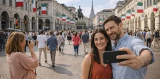 День Республики Италии 2 июня: как отмечают по стране и что посмотреть в Турине День Республики Италии 2 июня в Турине Праздничный Турин днем, люди гуляют по центру, флаги на зданиях, атмосфера национального праздника