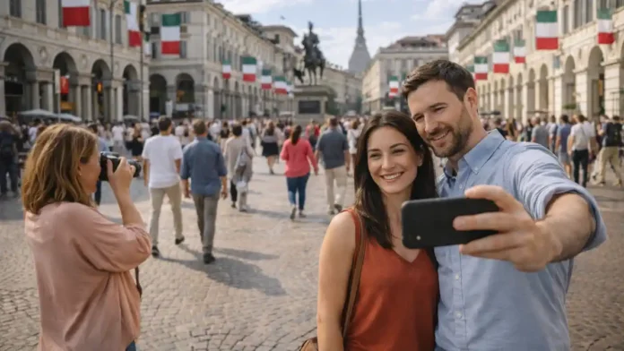 День Республики Италии 2 июня в Турине Праздничный Турин днем, люди гуляют по центру, флаги на зданиях, атмосфера национального праздника