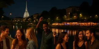 Ночные клубы Турина, бары и районы ночной жизни Ночные клубы Турина, бары и ночная жизнь у реки По и в центре города Фотореалистичный вид ночной жизни Турина: у реки По светятся клубы и бары, на переднем плане молодые люди с коктейлями и танцполом, на заднем плане огни города и силуэт Моле Антонеллиана, живое движение, естественный ночной свет