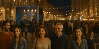 Фестивали в Италии — главный хаб: календарь, регионы, билеты и свежие обновления Фестивали в Италии - календарь событий и атмосфера города на площади вечером Вечерняя итальянская площадь, сцена фестиваля, люди, свет гирлянд, ощущение праздника без текста и логотипов