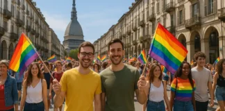 Италия, геи и LGBTQIA: права, история и гей парады в Турине Гей парад в Турине на улицах города с радужными флагами вид гей парада в центре Турина, колонна людей с радужными флагами, на заднем плане силуэт Моле Антонеллиана, тёплый солнечный день, атмосфера праздника и поддержки