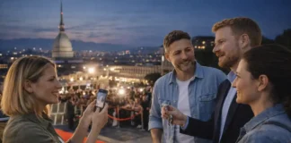 Голливудские звезды в Турине: Джонни Депп, Майк Тайсон, Шэрон Стоун и чемпионы тенниса Голливудские звезды и болельщики на фоне Моле Антонеллиана в Турине Вечерний Турин, на переднем плане люди у красной дорожки и фан-зоны, на заднем плане Моле Антонеллиана и огни города, атмосфера большого события со звёздами кино и спорта