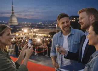 Голливудские звезды в Турине: Джонни Депп, Майк Тайсон, Шэрон Стоун и чемпионы тенниса Голливудские звезды и болельщики на фоне Моле Антонеллиана в Турине Вечерний Турин, на переднем плане люди у красной дорожки и фан-зоны, на заднем плане Моле Антонеллиана и огни города, атмосфера большого события со звёздами кино и спорта