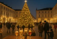 Иммаколата и елка в Италии: почему 8 декабря вся страна наряжает дом к Рождеству Елка и рождественские огни на площади в итальянском городе вечером 8 декабря Вечерняя площадь итальянского города, в центре большая рождественская елка с огнями, вокруг прогуливаются семьи с детьми, на заднем плане подсвеченные фасады исторических зданий, мягкий теплый свет, атмосфера начала рождественских праздников, без логотипов и текста.