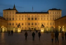 Королевский дворец в Турине: как посетить музей Palazzo Reale с королевской кухней и оружейной палатой Королевский дворец в Турине вечером – фасад Palazzo Reale и площадь Кастелло Королевский дворец в Турине с площади Кастелло: подсвеченный фасад Palazzo Reale, люди на площади, мягкий вечерний свет и спокойная атмосфера исторического центра