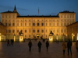 Королевский дворец в Турине: как посетить музей Palazzo Reale с королевской кухней и оружейной палатой Королевский дворец в Турине вечером – фасад Palazzo Reale и площадь Кастелло Королевский дворец в Турине с площади Кастелло: подсвеченный фасад Palazzo Reale, люди на площади, мягкий вечерний свет и спокойная атмосфера исторического центра