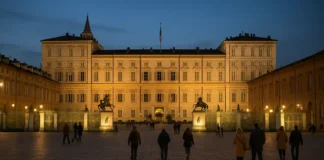 Королевский дворец в Турине: как посетить музей Palazzo Reale с королевской кухней и оружейной палатой Королевский дворец в Турине вечером – фасад Palazzo Reale и площадь Кастелло Королевский дворец в Турине с площади Кастелло: подсвеченный фасад Palazzo Reale, люди на площади, мягкий вечерний свет и спокойная атмосфера исторического центра