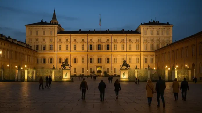 Королевский дворец в Турине вечером – фасад Palazzo Reale и площадь Кастелло Королевский дворец в Турине с площади Кастелло: подсвеченный фасад Palazzo Reale, люди на площади, мягкий вечерний свет и спокойная атмосфера исторического центра