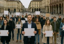 Манифестации, митинги и акции в Турине: где следить и как участвовать Манифестация в центре Турина: люди с плакатами на площади, мирная акция