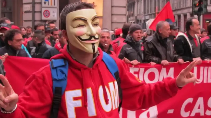 Забастовка рабочих авиационного завода в Турине, городская улица и колонна участников