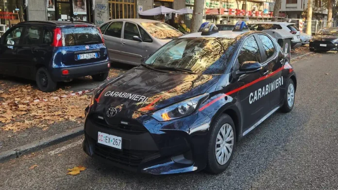 Карабинеры у банка в Турине после вооружённого ограбления Carabinieri работают у отделения Cassa di Risparmio di Fossano после вооружённого ограбления: преступник вошёл как клиент, достал пистолет и скрылся с деньгами.