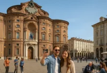 Дворец Кариньяно в Турине: история королей, волнистый фасад и музей Рисорджименто Палаццо Кариньяно в Турине – барочный дворец с волнистым фасадом на площади Кариньяно Широкий вид на дворца Кариньяно в центре Турина барочный фасад из красного кирпича с волнистой линией стен, люди гуляют по площади Кариньяно в солнечный день